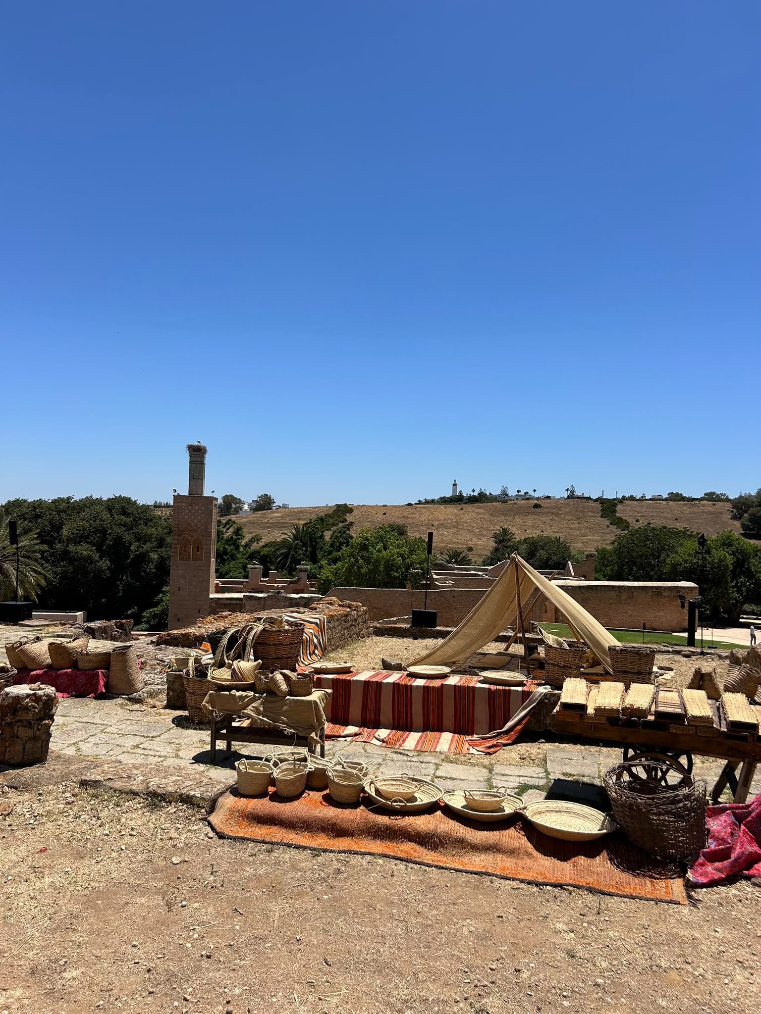 Chellah, marché artisanal installé parmi les ruines, avec le minaret au loin