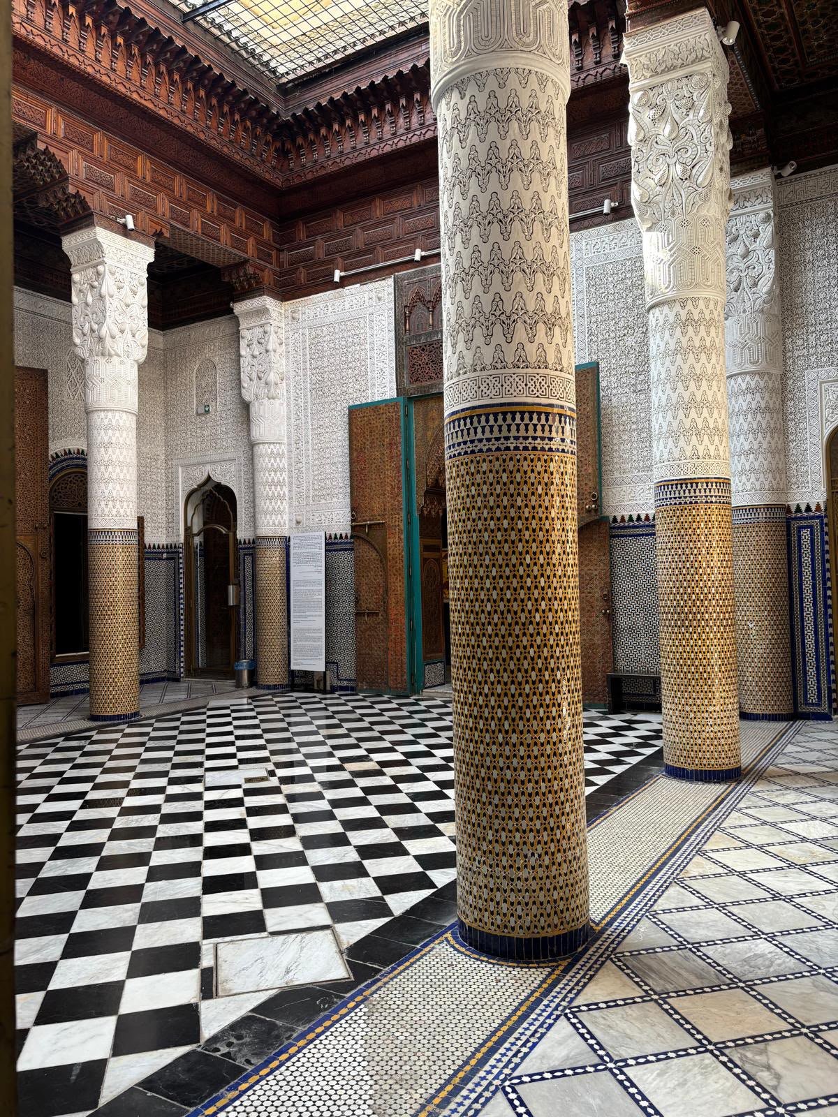 Dar el Bacha, cour aux colonnes et sol en damier