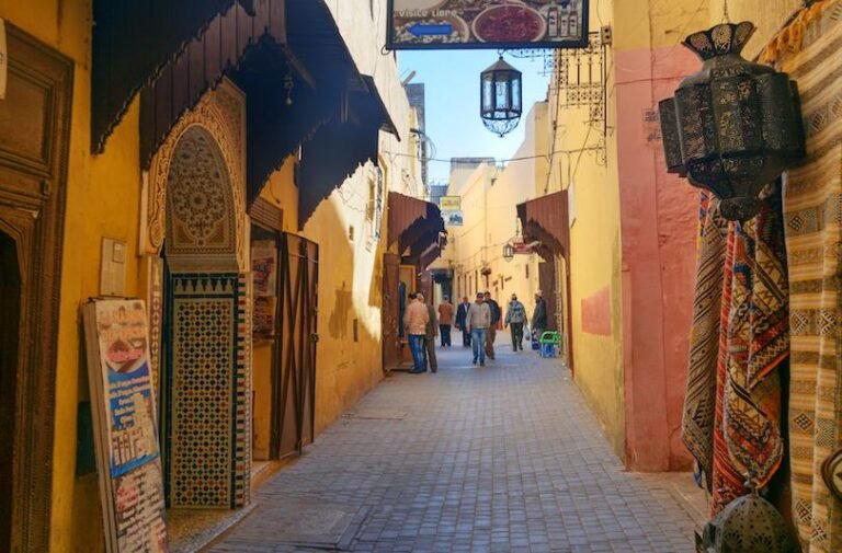 Ruelle de la médina de Meknès, avec échoppes et lanternes traditionnelles