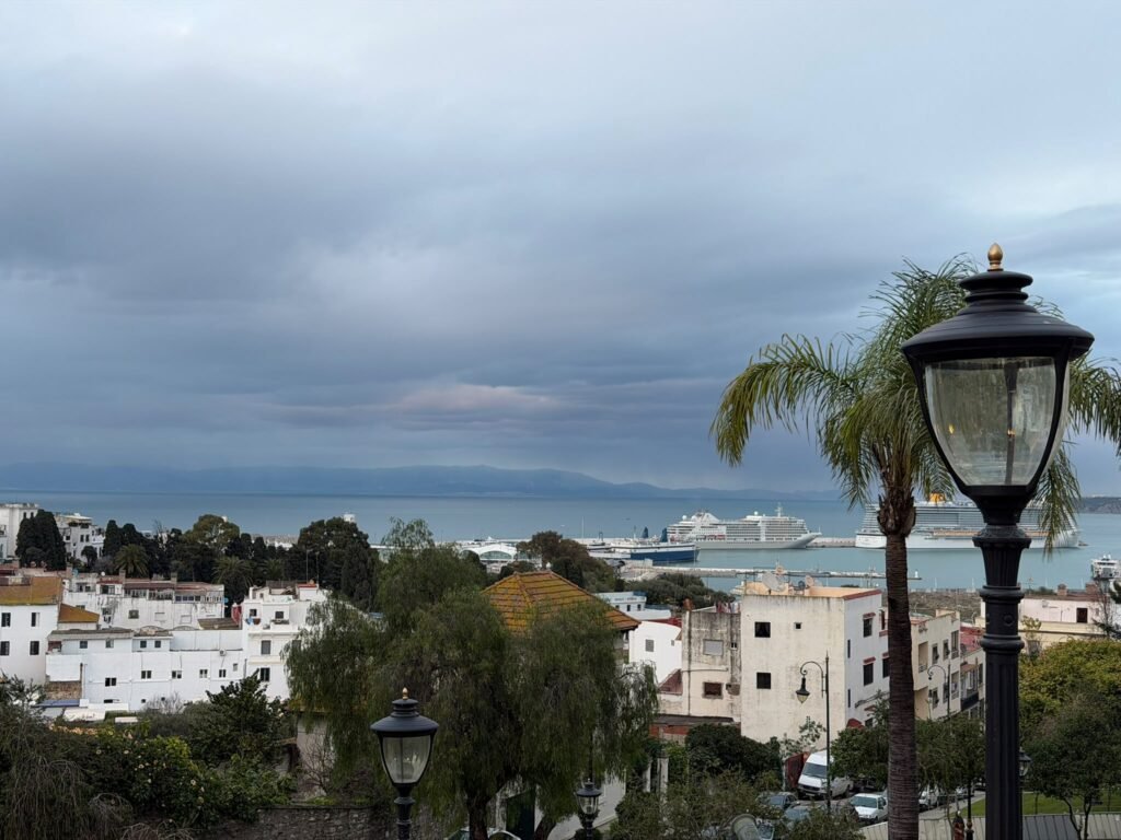 Vue sur la baie de Tanger et le détroit de Gibraltar, avec le port et des navires de croisière