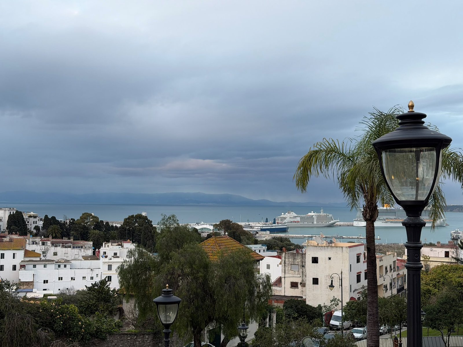 Vue sur la baie de Tanger et le détroit de Gibraltar, avec le port et des navires de croisière