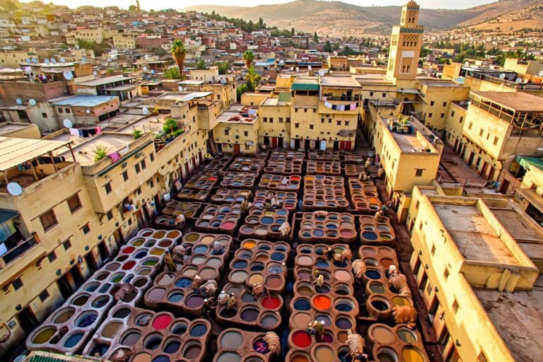 Tanneries de Fès vues d’en haut, avec leurs cuves de teinture