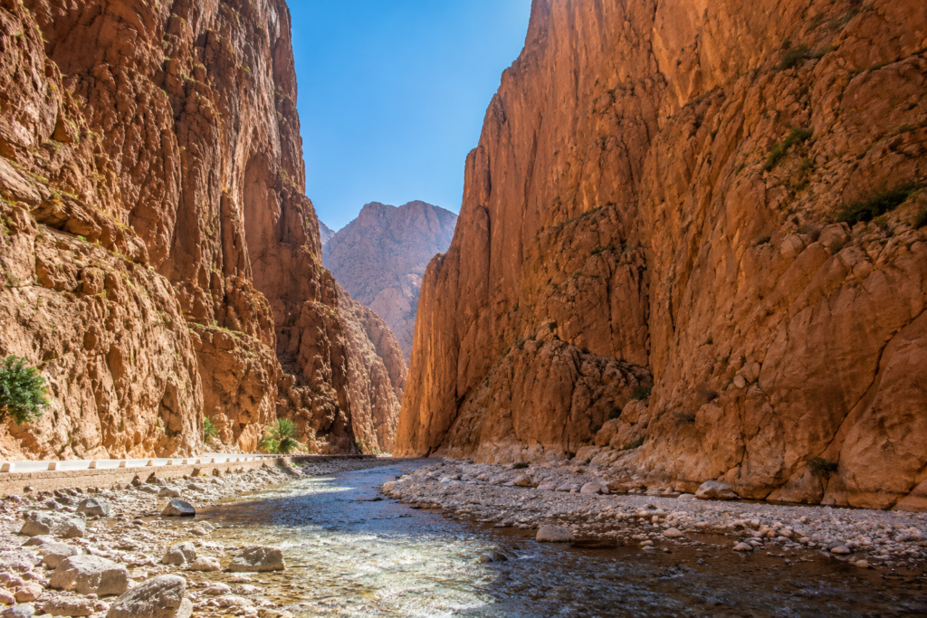 Gorges du Dadès : canyon aux parois de roche ocre, avec une rivière au fond